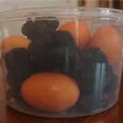 Les truffes conservées avec les œufs, ne pas oublier l'essuie-tout .